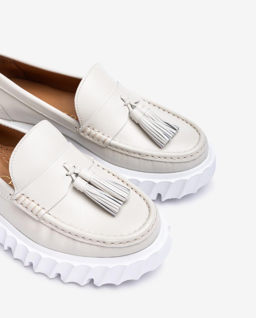 Mocassins à semelle crantée et pampilles Unisa pour femme - Blanc