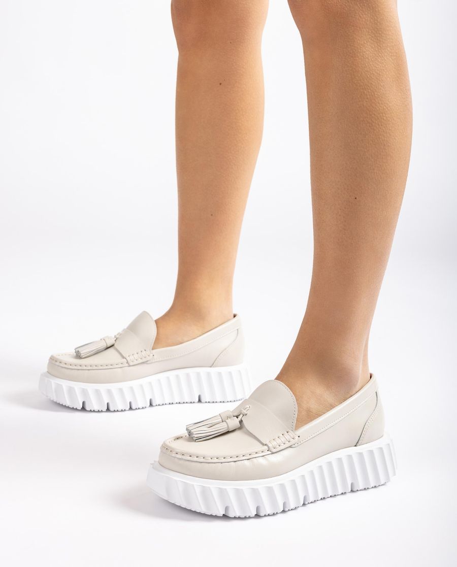 Mocassins à semelle crantée et pampilles Unisa pour femme - Blanc